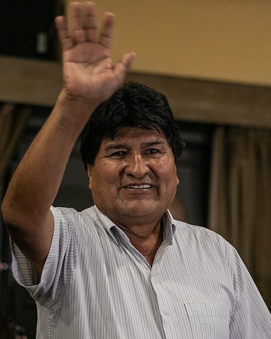 Evo Morales tinha sido reeleito para um quarto mandato presidencial no primeiro turno das eleições, o que não tinha base legal. Enfraquecido, ele acabou renunciando à presidência e deixando a Bolívia. Reprodução: Flipar
