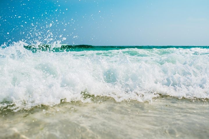 Mesmo com essa quantidade de microplásticos, a praia continua sendo classificada como própria para banho pelo Instituto do Meio Ambiente (IMA). Isso acontece porque os microplásticos não mudam os dados que determinam a qualidade da água.  Reprodução: Flipar
