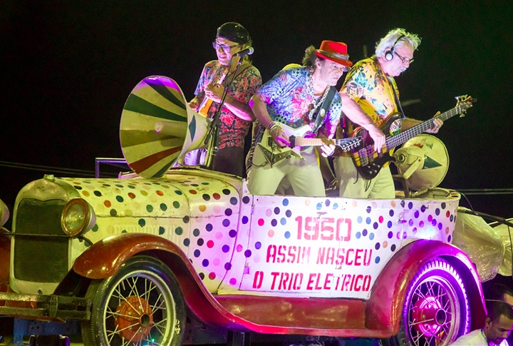 O popular trio elétrico, inventado por Dodô e Osmar em 1950, é um dos símbolos mais marcantes do Carnaval de Salvador.  Reprodução: Flipar