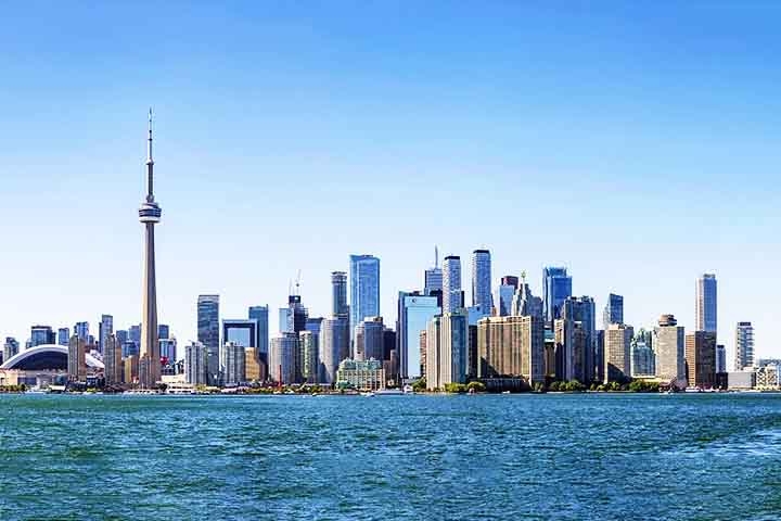 A cidade mais forte economicamente do Canadá é Toronto, pois é o maior centro financeiro e comercial do país. Abriga a Bolsa de Valores de Toronto (TSX), grandes bancos e empresas multinacionais. Reprodução: Flipar