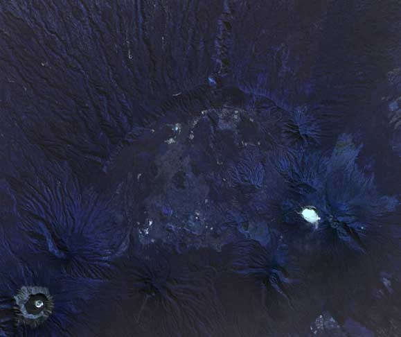 O satélite da missão Copernicus Sentinel-2 registrou imagem do Lago da Cratera Kawah Ijen, na Indonésia, mostrando um azul turquesa que parece de um lugar aprazível. Ledo engano. 
