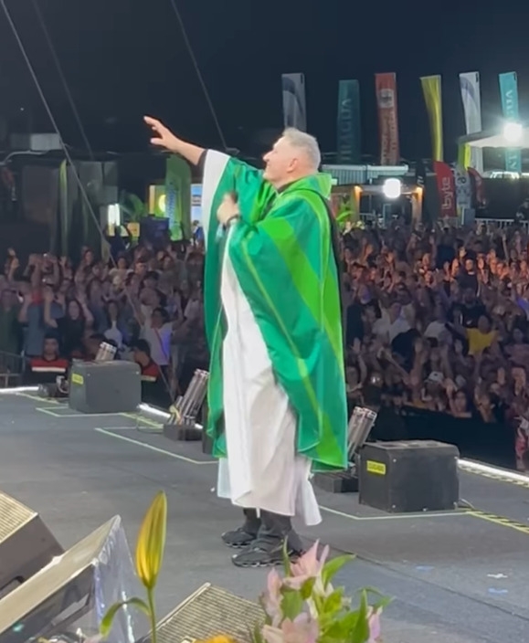 A projeção nacional ocorreu com a transmissão de missas e participações frequentes em programas de televisão de grande audiência. Essa exposição ampliou o alcance de suas atividades pastorais e o tornou conhecido além do meio religioso.
 Reprodução: Flipar