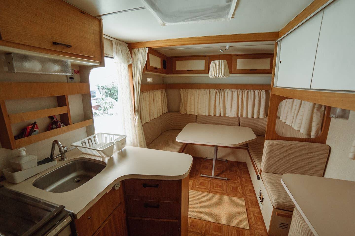 Interior do trailer de 1989. Foto: Divulgação/Airbnb 