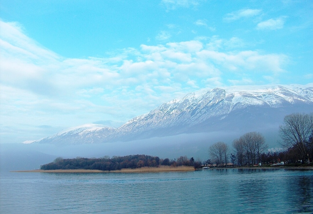 O Lago Ohrid, na fronteira da Albania com a Macedônia, é uma das reservas biológicas mais importantes do mundo. Mais de 200 espécies que não existem em nenhum outro lugar do mundo vivem no lago. Reprodução: Flipar