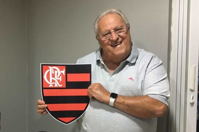 Apolinho segurando escudo do Flamengo Reprodução