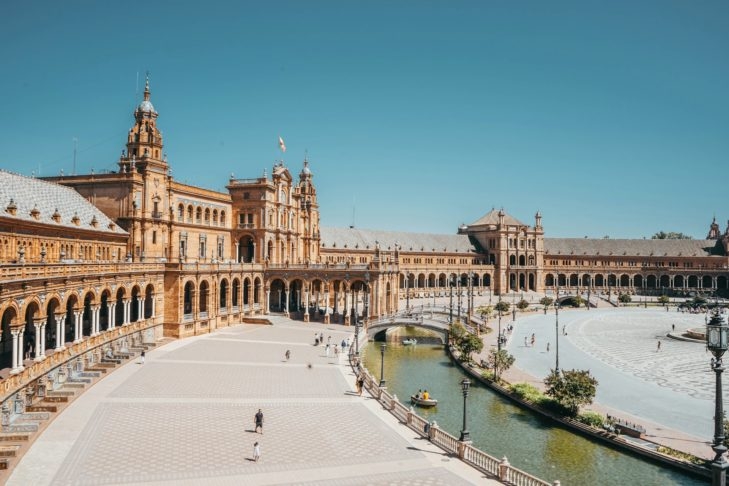 8) Sevilha (Espanha), 62 pontos: O icônico Alcázar, a Giralda e a atmosfera festiva durante a Feria de Abril contribuem para a riqueza cultural desta cidade histórica, tornando-a um destino cativante na Andaluzia. Reprodução: Flipar