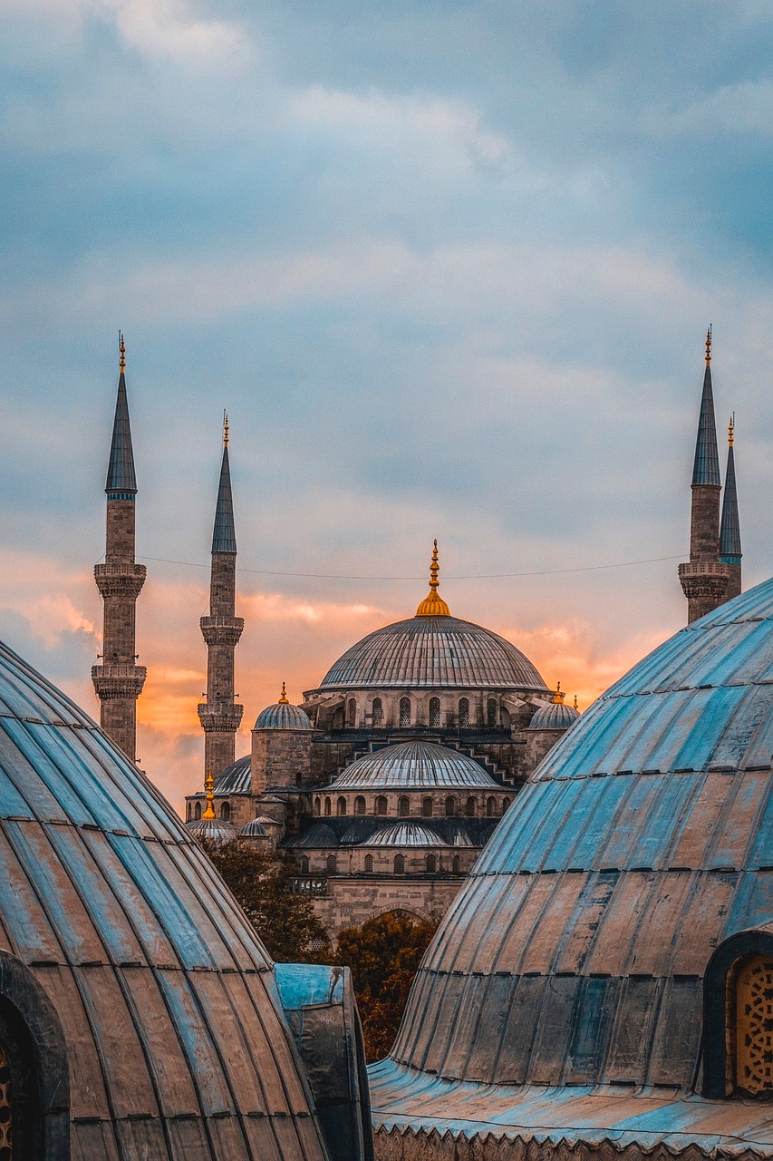 Cúpula da Mesquita Azul (Istambul, Turquia) - Conhecida pelos azulejos azul-escuros, é um marco arquitetônico do Império Otomano. Erguida com  uma imensa escala, mas leveza aparente, cria a impressão de flutuar  sobre a estrutura.  O estilo bizantino tem mosaicos  que combinam elementos do cristianismo e do islamismo. Reprodução: Flipar