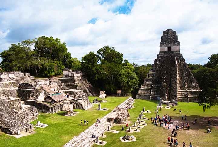 7) Tikal, Guatemala: Tikal é uma das cidades maias mais importantes e bem preservadas da América Central. Situada em meio a uma densa floresta tropical, essa antiga metrópole maia era um centro político, religioso e econômico durante o período clássico da civilização maia. Reprodução: Flipar