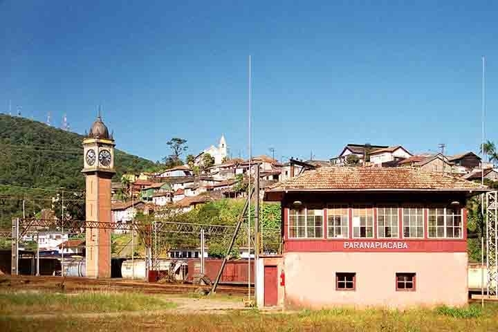 Inaugurada em 1867, a Estação de Paranapiacaba é uma das mais emblemáticas do Brasil, famosa pela sua arquitetura inglesa e pela complexidade do sistema ferroviário da época. Situada em um charmosa vila, Paranapiacaba se candidatou a Patrimônio Mundial da Humanidade e é um destino popular para os turistas que partem de São Paulo. Reprodução: Flipar