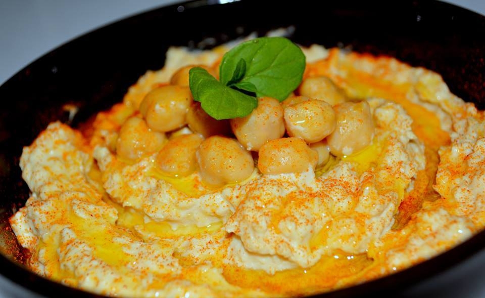 Seu consumo pode ser feito com pães, vegetais crus ou como acompanhamento para inúmeros pratos. A versatilidade do homus permite que ele seja temperado de diversas formas, incluindo especiarias como cominho, pimenta-do-reino e páprica defumada. Reprodução: Flipar