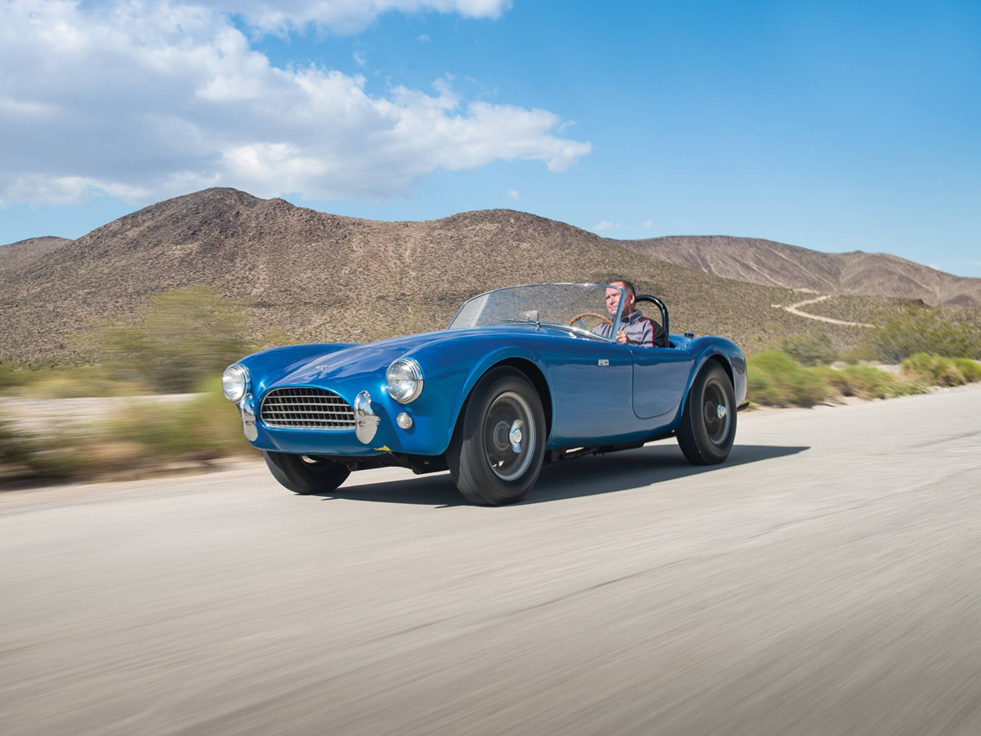 O primeiro Shelby Cobra, construído pelo próprio Carroll Shelby em 1962, quando colocou o motor 4.3 V8 da Ford dentro do pequeno AC Ace.. Foto: Divulgação/RM Auctions