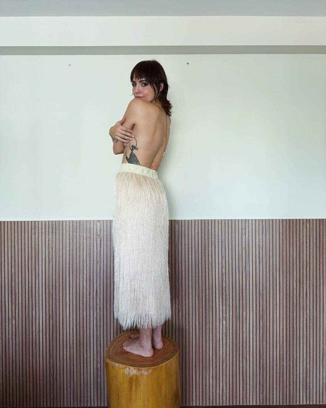 Letícia Colin posa de topless para mostrar saia nova que ganhou Reprodução/Instagram - 18.03.2024