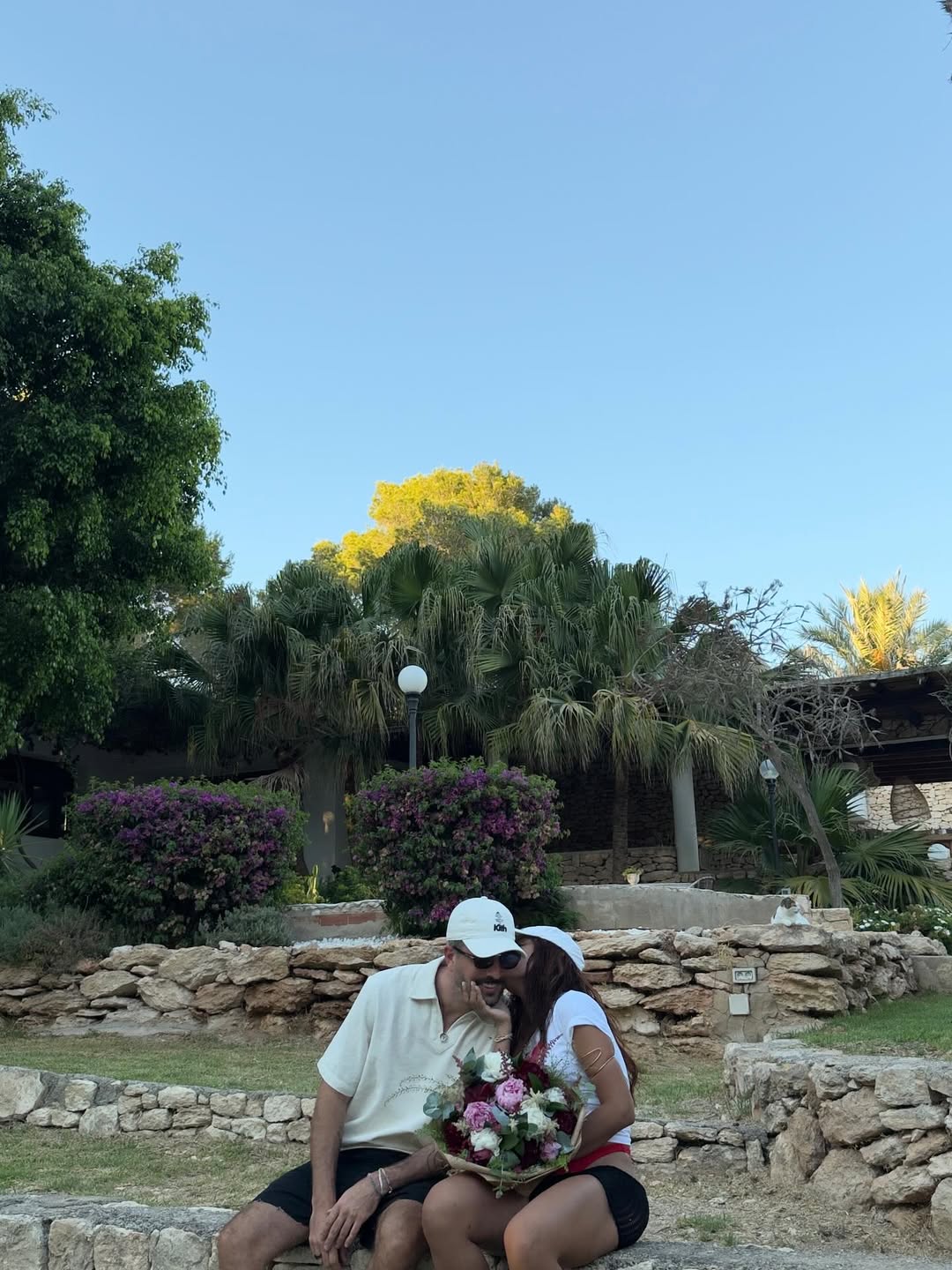 Anitta posa com o namorado e amigos em viagem na Europa. Foto: Instagram/Anitta