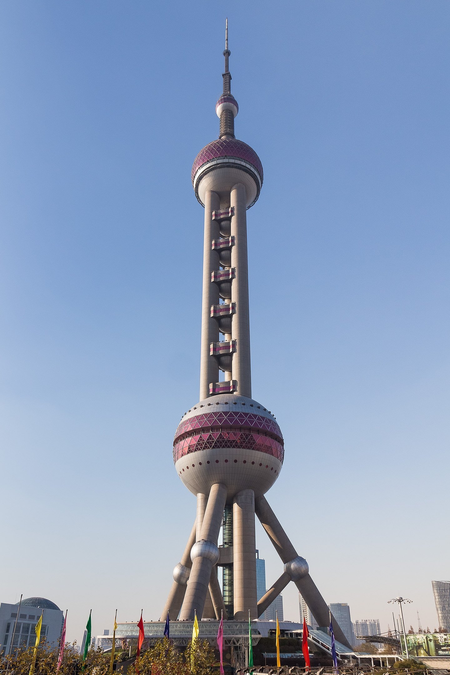 Oriental Pearl Tower - 468 metros - China - Foi inaugurada em Shangai em 1995. Sua arquitetura futurista conta com cinco esferas - duas delas gigantes. A torre tem três andares de observação e oferece um panorama de 360 graus. Além disso, possui um museu de ciência e tecnologia. Reprodução: Flipar