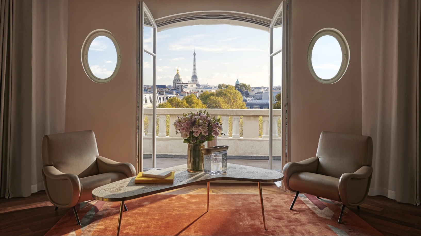 O hotel também conta com quatro restaurantes, spa e quartos com vista para a icônica torre Eiffel. Reprodução: Flipar