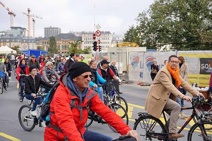 Andar de bicicleta em Luxemburgo é uma atividade popular e muito apreciada, tanto para lazer quanto para transporte. O país tem uma extensa rede de ciclovias e trilhas que tornam o ciclismo uma opção conveniente e segura para se locomover pela cidade e pelos arredores. Reprodução: Flipar