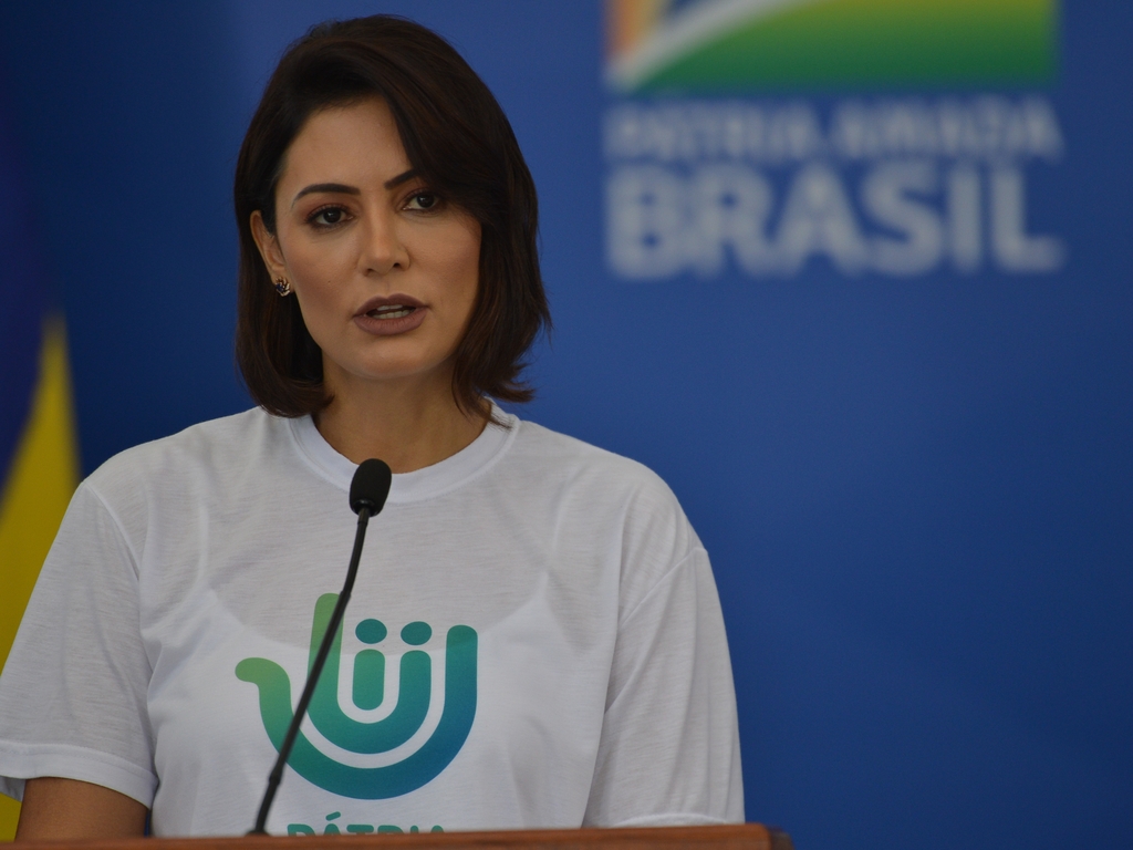 A ex-primeira-dama Michelle Bolsonaro (PL) aparece como favorita por eleitores paranaenses para ocupar o cargo de Sergio Moro (União), caso o senador tenha o mandato cassado pela Justiça Eleitoral.