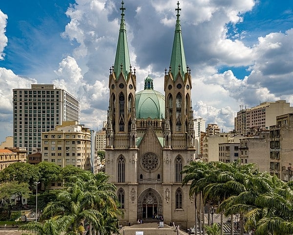 Catedral da Sé - É o quarto maior templo neogótico do mundo. Começou a ser construída em 1913 e foi inaugurada em 1954, inacabada. Ficou pronta em 1967. Os restos mortais do cacique Tibiriçá e dos jesuítas Manuel da Nóbrega e José de Anchieta estão na cripta da catedral. Reprodução: Flipar