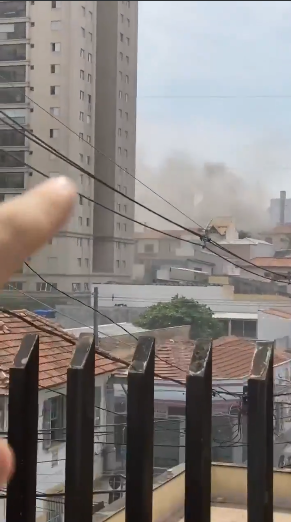 Incêndio atinge fábrica de flores artificiais na Mooca, em São Paulo. Foto: Twitter/X