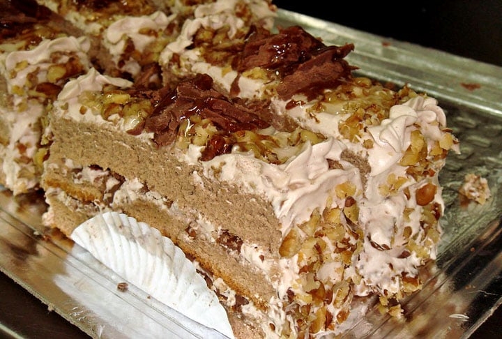 E as guloseimas também podem ser em forma de bolo ou torta, combinando o café com cremes diversos, por conta da criatividade e do gosto de cada um.  Reprodução: Flipar