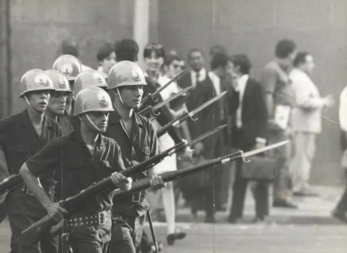 Militares durante manifestação estudantil contra a ditadura militar Reprodução: Arquivo Nacional