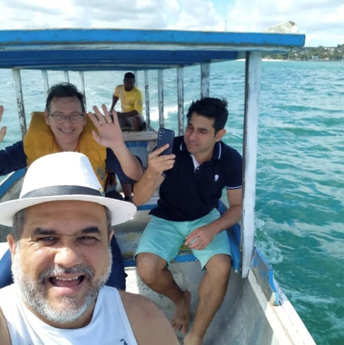 Kelmon argumentou, dizendo que alcançou o cargo de pároco no Instagram, sendo responsável pela Missão Paroquial Ortodoxa Malankar de São Lázaro na Ilha da Maré, na Bahia. 