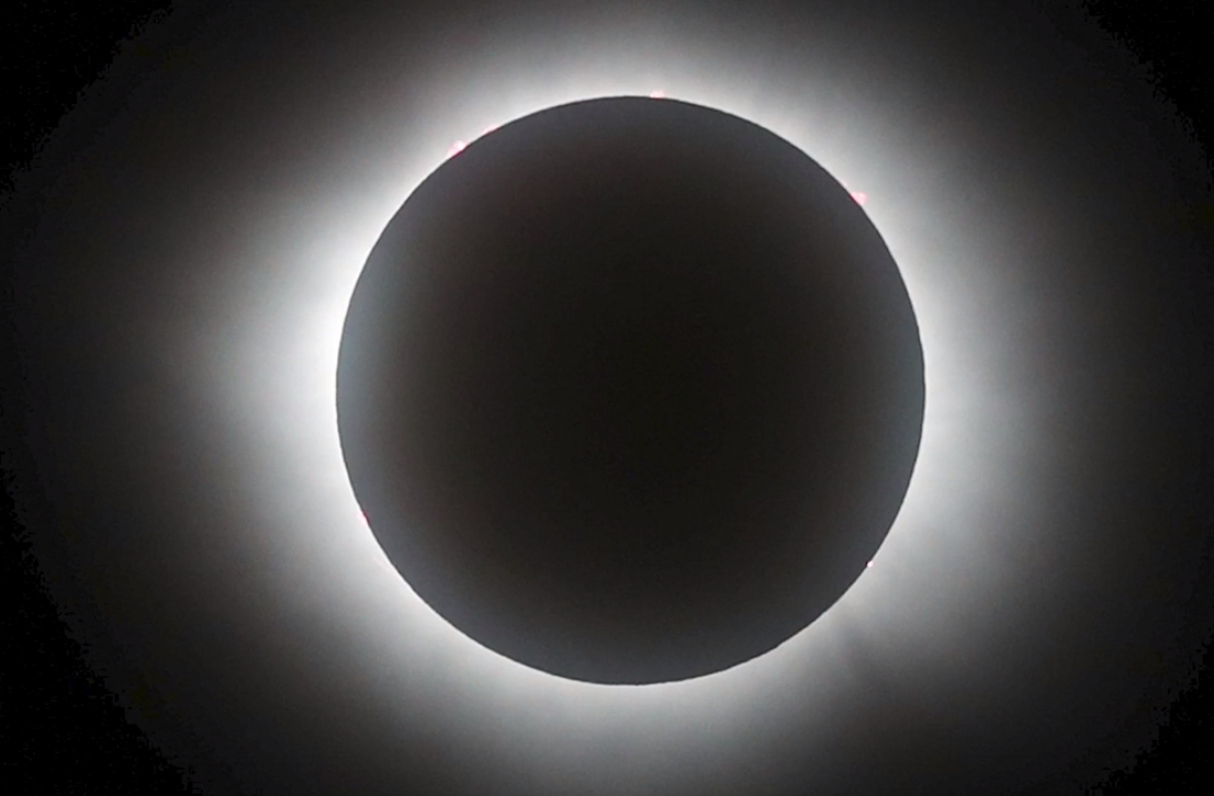 Aqui, o eclipse solar é total. Ou seja, a Lua está entre o Sol e a Terra bloqueando completamente a face visível do Sol. Reprodução: Flipar