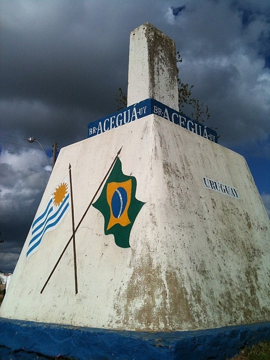 Aceguá é um município brasileiro da região Sul, no estado do Rio Grande do Sul, situado na fronteira do Brasil com o Uruguai, sendo conurbado com a homônima Aceguá, no lado uruguaio. É formado por diversas comunidades, destacando-se Aceguá (sede) e Colônia Nova. Reprodução: Flipar