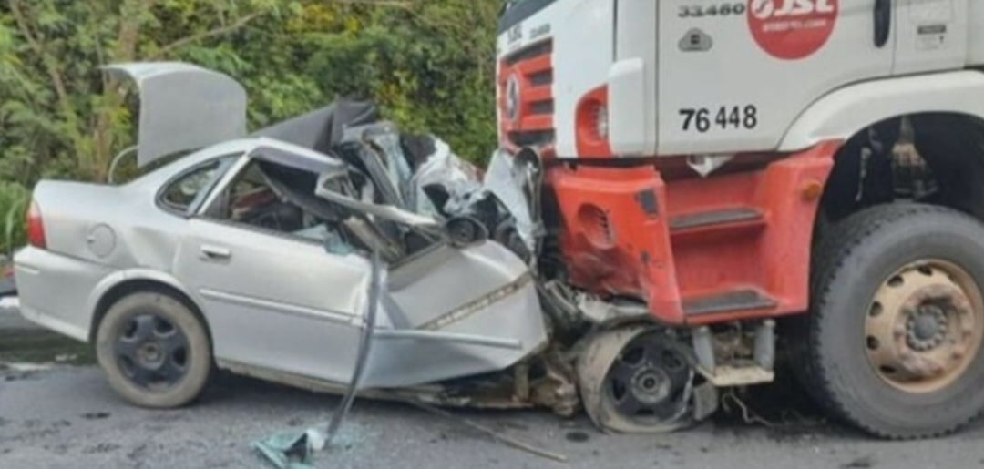 Uma família inteira morreu num acidente no km 119 da BR-101, em Sooretama, no norte do Espírito Santo.O FLIPAR mostrou e republica como alerta para o perigo nas estradas.  