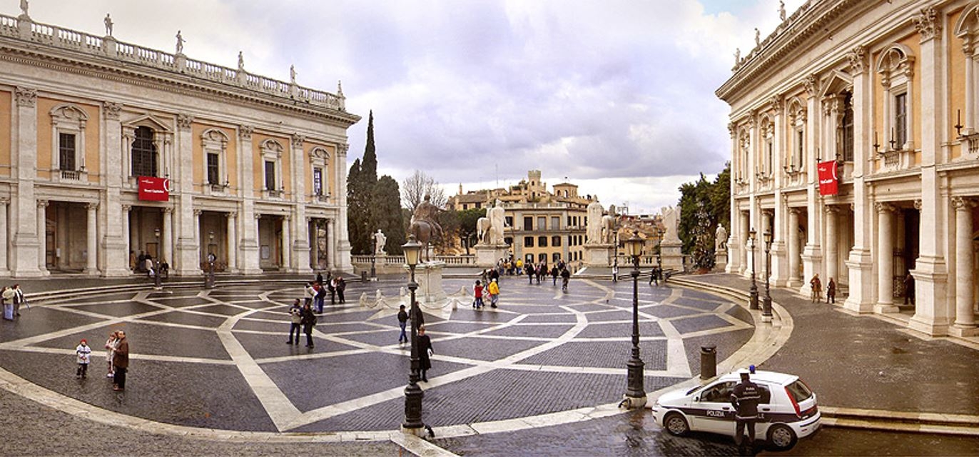 Piazza del Campidoglio - Como arquiteto, Michelangelo projetou esta praça (que é uma das mais importantes de Roma),  todos os palácios no entorno e o pódio onde fica a estátua de Marco Aurélio no cavalo.  Reprodução: Flipar