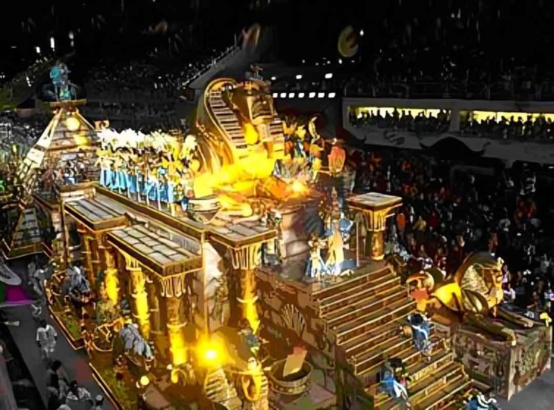Em 2003, Max Lopes trouxe o enredo sobre os dez mandamentos e um abre-alas esplêndido, todo dourado, representando o Antigo Egito e o Império Faraônico. A alegoria impressionava pela beleza, iluminação e tamanho: 87 metros.  Reprodução: Flipar