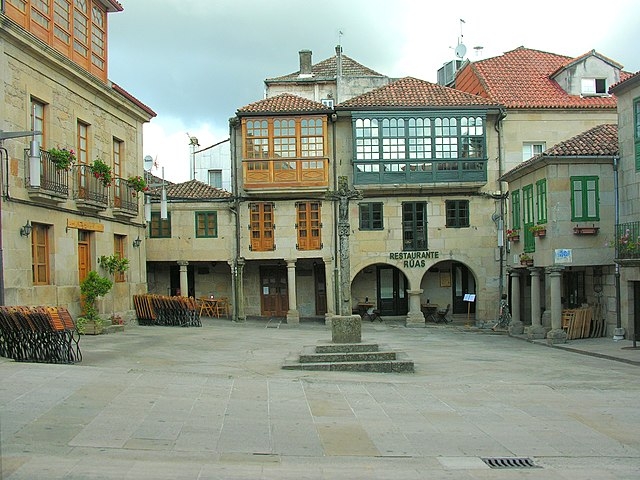 E, ainda em Pontevedra, na Galicia, a Plaza da Leña tem um ar pitoresco. Na Idade Média, ali eram vendidas lenha e pinhas para abastecer os fornos de cozinha, lareiras e antigos sistemas de aquecimento das casas da cidade. Os tropeiros locais reuniam-se ali com carroças cheias de lenha.  Reprodução: Flipar
