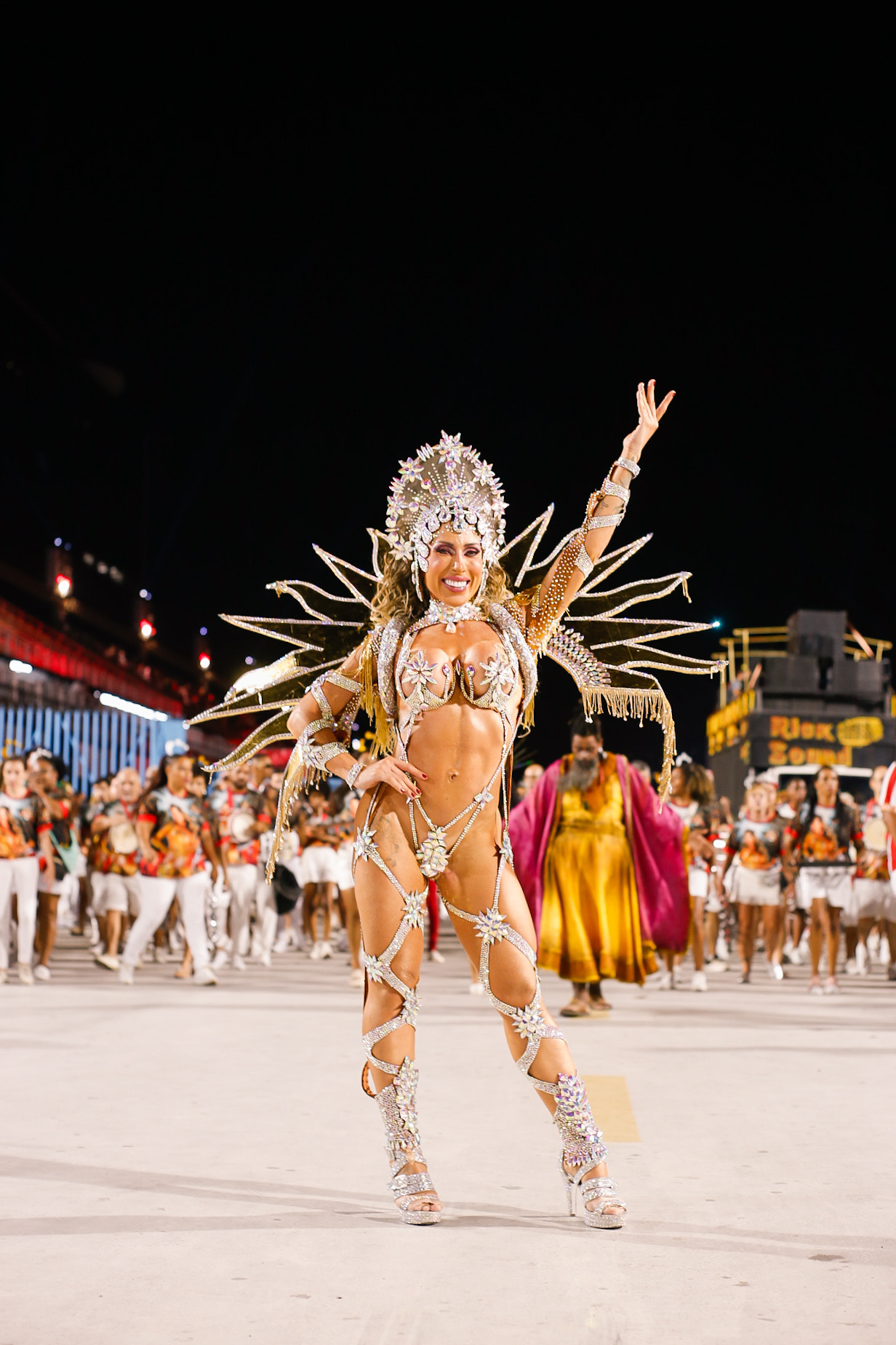 Tati Minerato ousa em look para ensaio do Carnaval