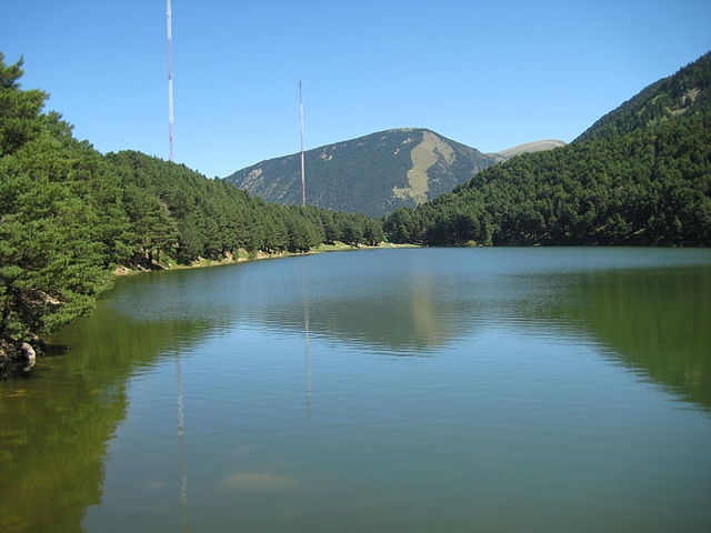 Outras atrações: o lago artificial de Engolasters, as igrejas de San Joan de Caselles e Sant Esteve, que são joias da arte românica andorrana e fazem parte do patrimônio cultural nacional.  Reprodução: Flipar