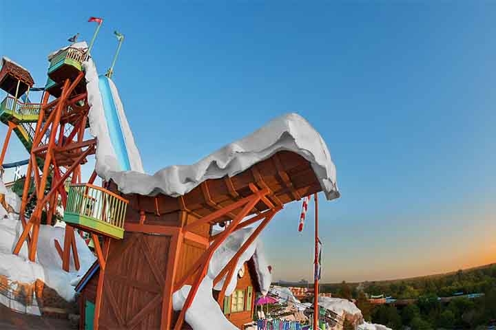 6º - Summit Plummet: Localizado na Flórida, Estados Unidos, no parque aquático Walt Disney World’s Blizzard Beach. É do tipo de inclinação de corpo de queda livre, com altura de 36.6 metros, e velocidade brusca de 89 km/h. Reprodução: Flipar