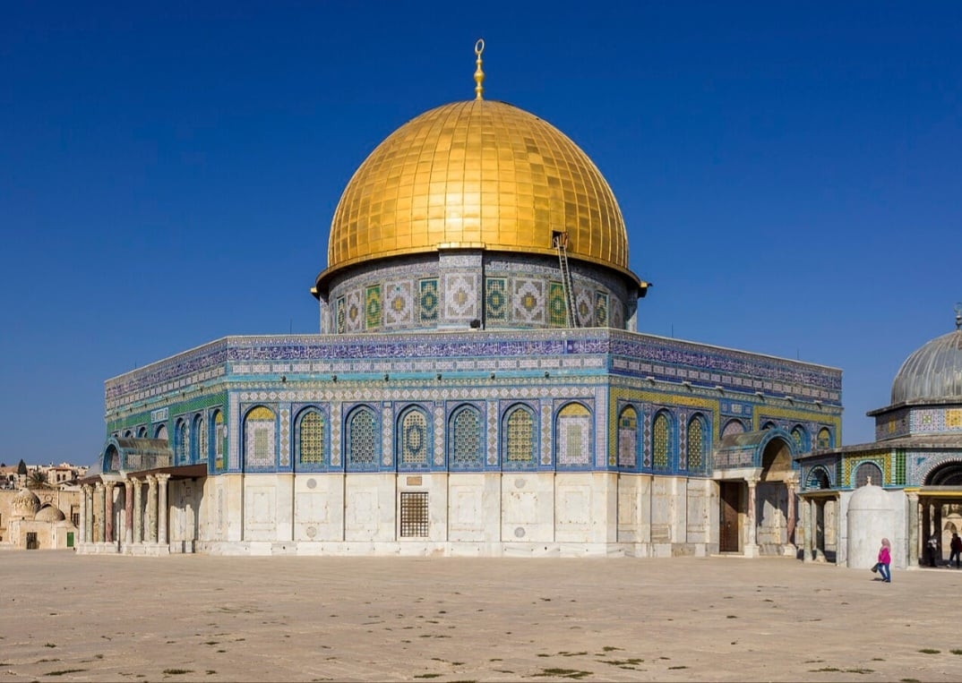 Domo da Rocha (Jerusalém, Israel) -  Esta cúpula dourada é um dos símbolos mais icônicos de Jerusalém e do Islã. Sua decoração elaborada e mosaicos internos, além de sua importância religiosa, a tornam um marco visual e espiritual. Reprodução: Flipar