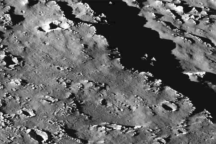 A superfície repleta de crateras indica uma longa história geológica. Sua distância da Terra é similar à de Ganímedes, em torno de 628 milhões de quilômetros. Reprodução: Flipar