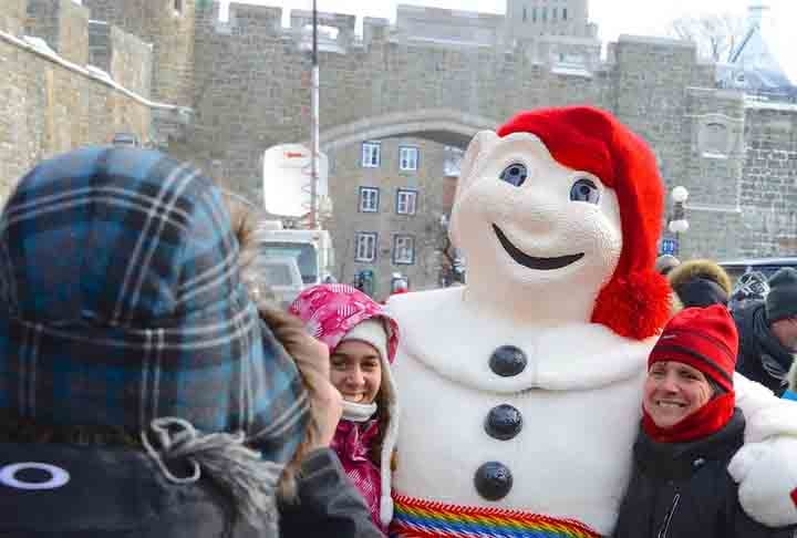 Entre janeiro e fevereiro, por mais de dez dias, uma série de eventos tomam conta das ruas de Quebec City, com esculturas de neve, música e comida, para celebrar o Carnaval.   Reprodução: Flipar