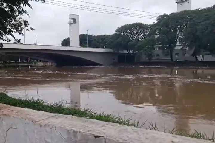No início de fevereiro/25, a Marginal Tietê, uma das principais vias de São Paulo, ficou inundada por conta de uma forte chuva que atingiu a capital e a região metropolitana da cidade. Reprodução: Flipar