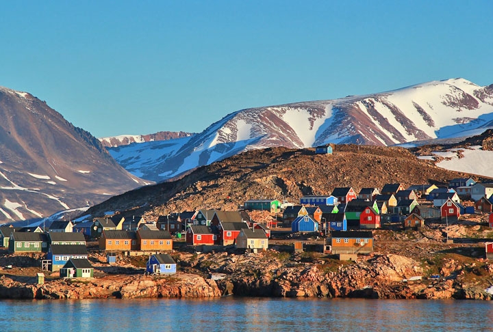 A vila é conhecida por suas paisagens árticas deslumbrantes, com fiordes, icebergs e montanhas cobertas de neve. Os moradores locais dependem da pesca, caça e turismo para subsistência. Reprodução: Flipar