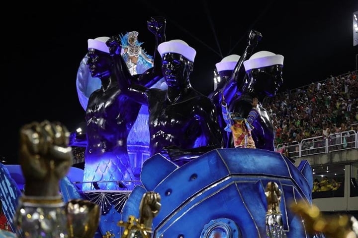 No último carnaval, a Paraíso do Tuiuti apresentou um carnaval em homenagem a João Cândido, líder da Revolta da Chibata, e ficou com a nona colocação, com 268,3 pontos. Na ponta da classificação, a Unidos do Viradouro conquistou o terceiro título de sua história. Reprodução: Flipar