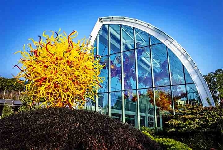 Seattle, EUA: Polo moderno para vidro soprado, com artistas como Dale Chihuly influenciando o cenário. A cidade é reconhecida por esculturas abstratas e instalações em larga escala. O vidro de Seattle combina arte tradicional com técnicas contemporâneas.
 Reprodução: Flipar