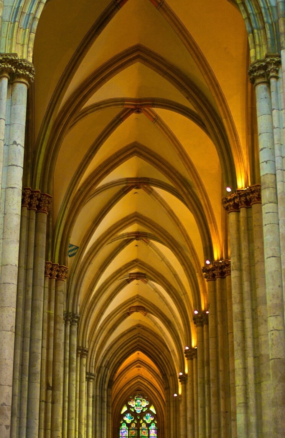 Um dos pontos turísticos mais visitados da Alemanha, a Catedral tem a arquitetura gótica mais famosa da cidade de Colônia, com uma construção de 157 metros de altura. Durante a Segunda Guerra Mundial, ainda foi alvo de ataques aéreos. Reprodução: Flipar