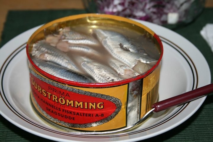 O surströmming é preparado com arenque fermentado do Mar Báltico, caracterizado por sua textura pegajosa e um cheiro forte que lembra ovos estragados. Reprodução: Flipar