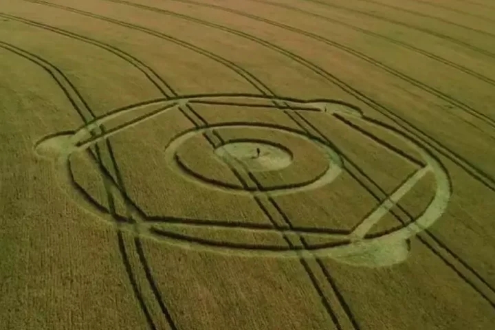 Um desenho enigmático numa área de plantio ressurgiu em outubro numa plantação na cidade de Ipuaçu, no Oeste de Santa Catarina, deixando moradores desconfiados.  Reprodução: Flipar