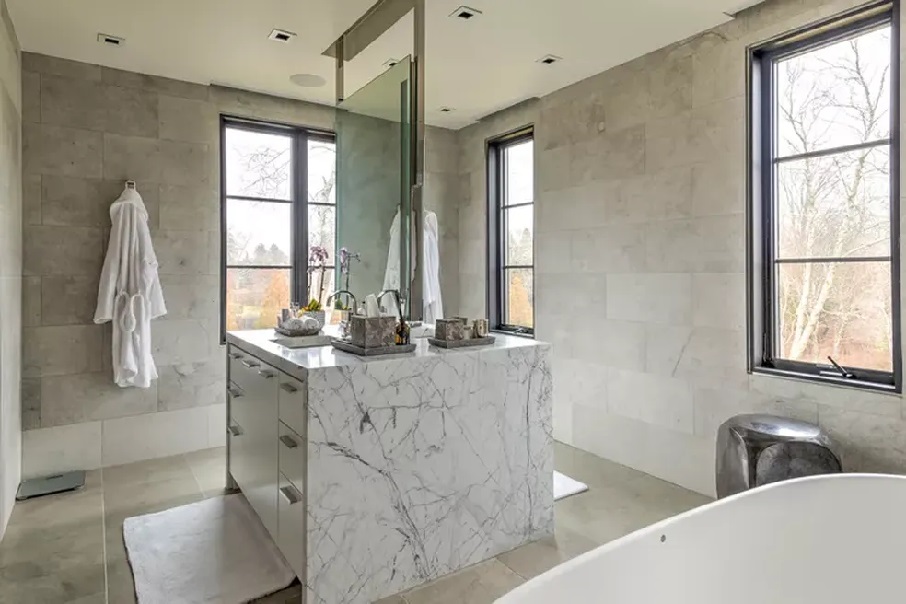 Banheiro do Airbnb mais caro dos EUA, localizado em Hamptons. Foto: Divulgação/Airbnb 