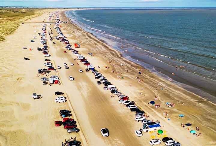 O Brasil está no topo da lista dos que possuem as maiores praias do mundo em extensão territorial. Conheça a Praia do Cassino e veja quais outras compõem esse ranking. As maiores praias do mundo, em diversos continenes.   Reprodução: Flipar