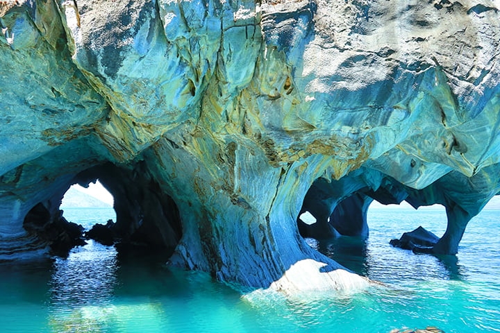  E ganham nuances que se destacam na água de tom azul-turqueza (proveniente do degelo glacial), que penetra as cavernas no Lago General Carrera..  Reprodução: Flipar