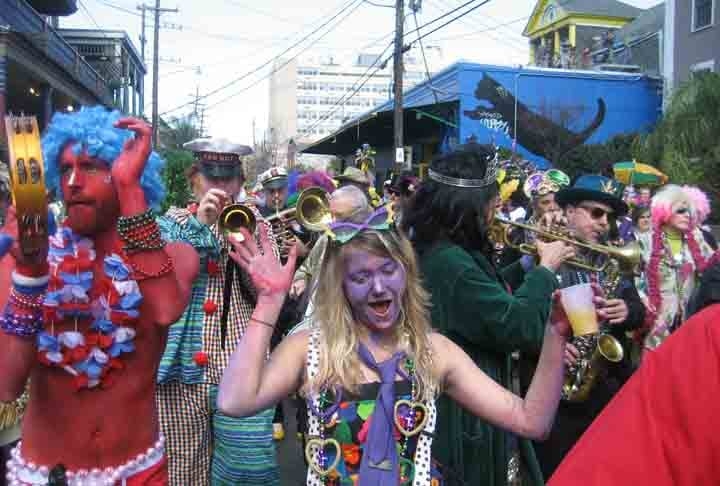 O Carnaval chegou a Nova Orleans com a casa real francesa dos Bourbons e é conhecido como Mardi Gras (Terça-Feira Gorda, em francês). Desfiles em que a diversidade é o lema tomam conta das ruas, bares e restaurantes.  Reprodução: Flipar