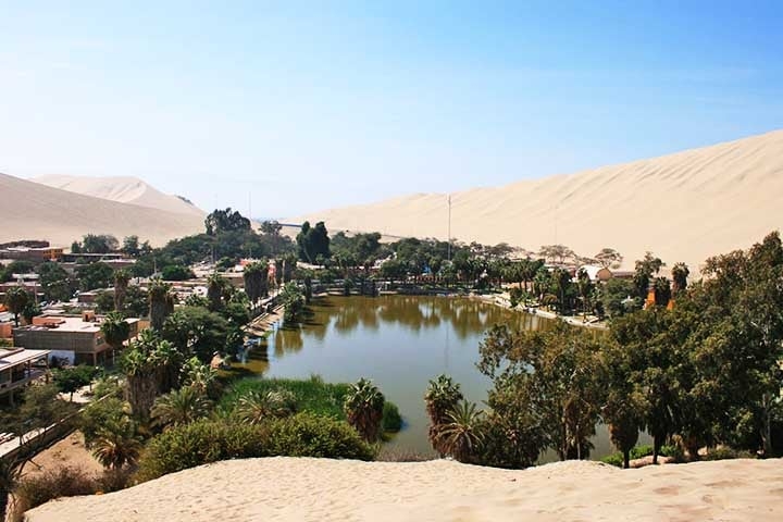 Esse refúgio no meio do deserto peruano abriga um lago de águas cristalinas em tons de verde esmeralda, famoso por seus supostos poderes curativos. Reprodução: Flipar